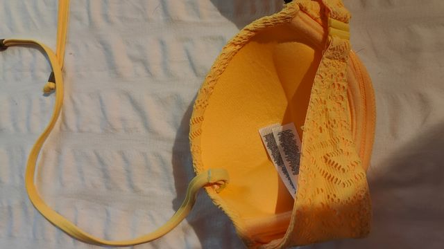 Parte de arriba de bikini amarillo