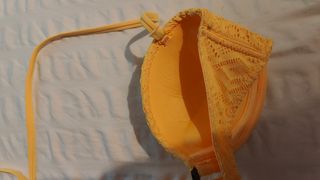 Parte de arriba de bikini amarillo 