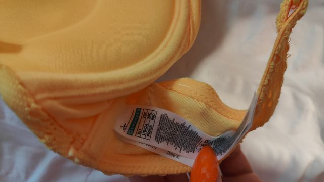 Parte de arriba de bikini amarillo