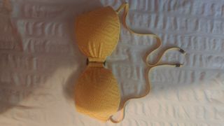 Parte de arriba de bikini amarillo 