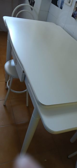 Mesa cocina blanca + 2 sillas y 1 taburete
