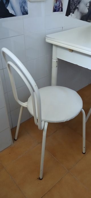 Mesa cocina blanca + 2 sillas y 1 taburete