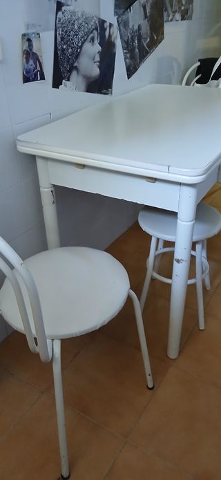 Mesa cocina blanca + 2 sillas y 1 taburete
