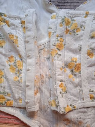 Top floral blanco-amarillo T-XS