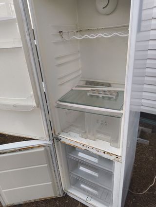 Frigorífico combi blanco
Tiene uso pero funciona