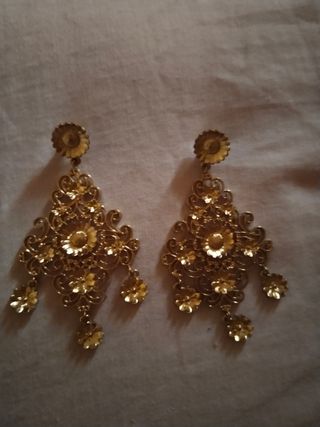 Pendientes dorados elegantes