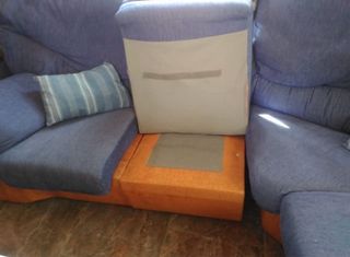 URGE. Sofá rinconero azul y naranja