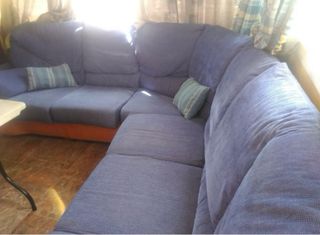 URGE. Sofá rinconero azul y naranja