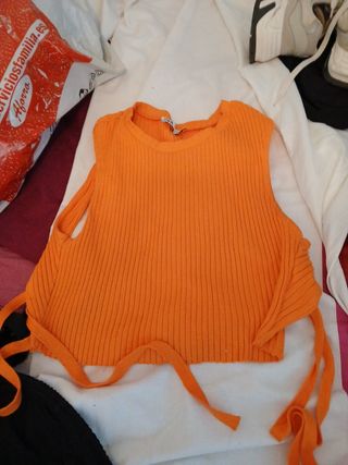 Top corto naranja tejido