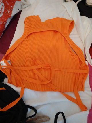 Top corto naranja tejido