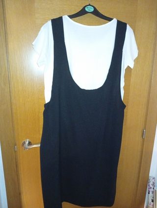 Vestido negro con camiseta blanca