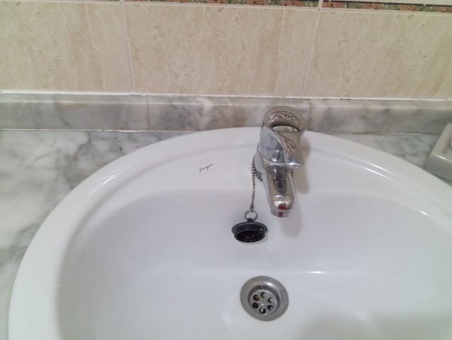 Lavabo blanco con encimera mármol