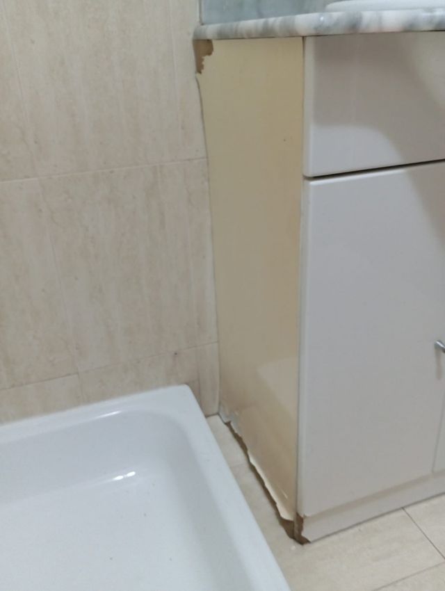 Lavabo blanco con encimera mármol