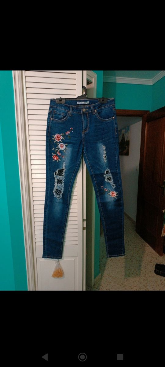 Jeans rotos bordados flores