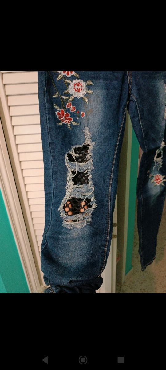 Jeans rotos bordados flores