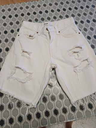 Pantalón Bershka rotos blancos talla 34 .