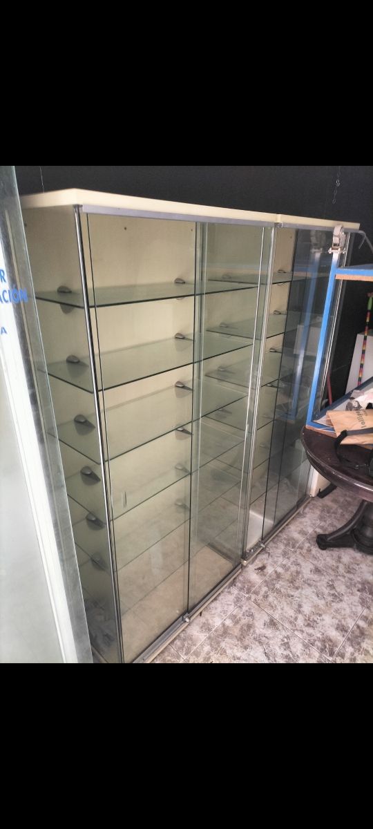 Vetrina con ante scorrevoli con chiave