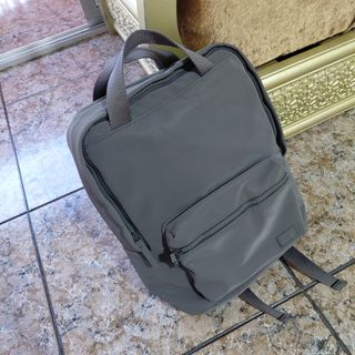 Mochila gris pull&bear
