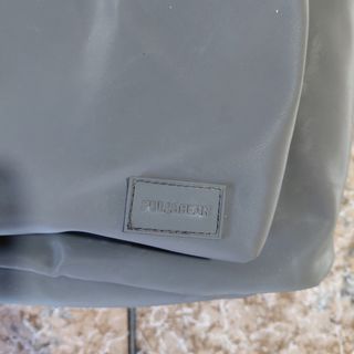 Mochila gris pull&bear