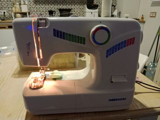 Máquina coser Medion.