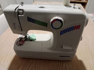 Máquina coser Medion.