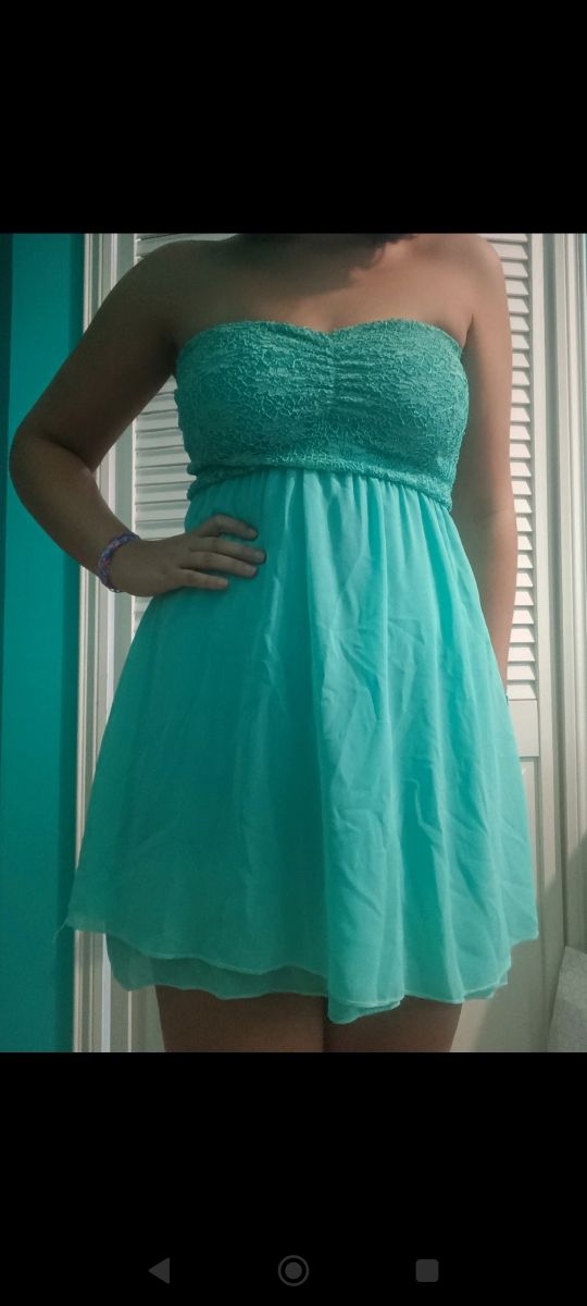 Vestido turquesa palabra de honor con encaje.