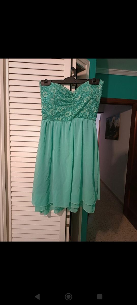 Vestido turquesa palabra de honor con encaje.