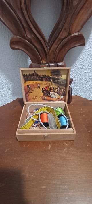 Costurero antiguo de madera