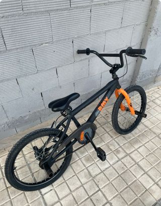 Bicicleta BMX negra y naranja