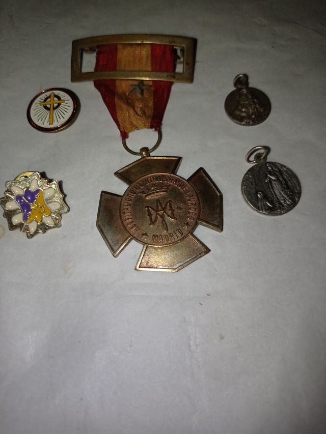 Medallas y pins religiosos antiguos