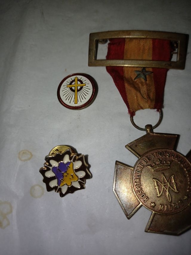 Medallas y pins religiosos antiguos