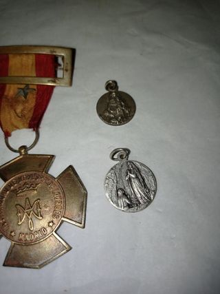 Medallas y pins religiosos antiguos