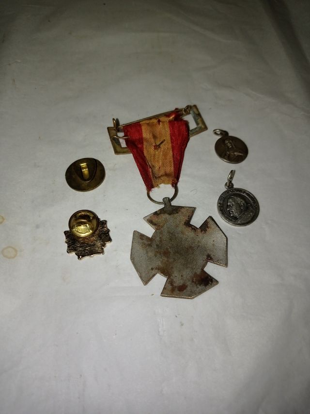Medallas y pins religiosos antiguos