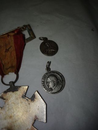 Medallas y pins religiosos antiguos