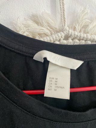 Camiseta H&M negra y dorada - Talla M
