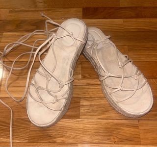 Sandalias beige atadas esparto
