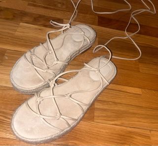 Sandalias beige atadas esparto