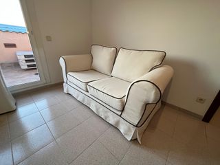 Sofá blanco de 2 plazas, comodo y como nuevo