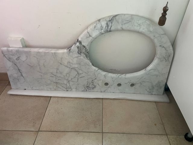 Lavabo in marmo bianco e grigio