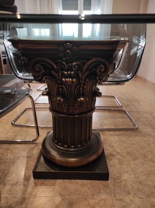 Mesa de cristal con base de madera