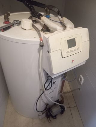 Termo solar con placa solar