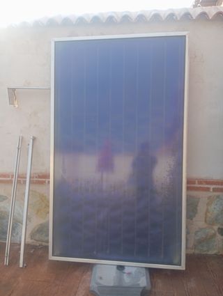 Termo solar con placa solar