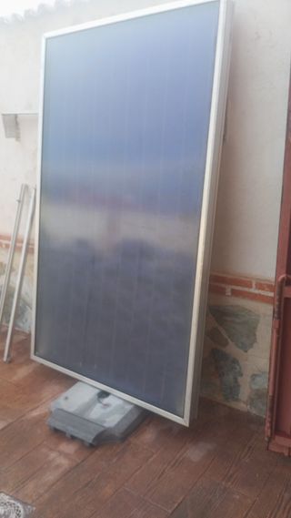 Termo solar con placa solar