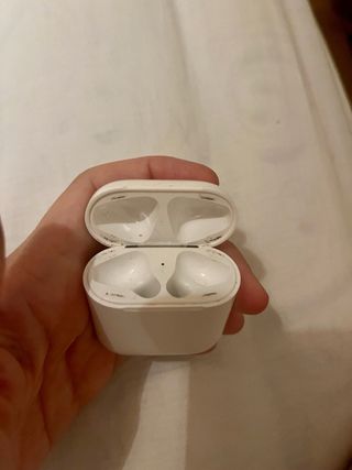 Estuche blanco Airpods de Apple (sin auriculares)