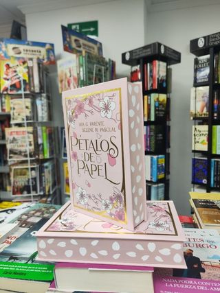 Pétalos de papel (Edición limitada, cantos pintados) / Paper Petals (Limited Edi tion, Sprayed Edges) (Spanish Edition)