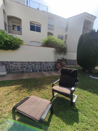 Sillón y reposapiés para jardín