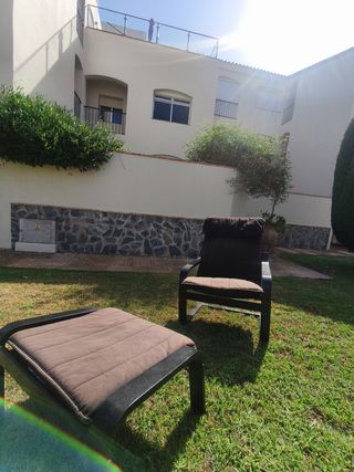 Sillón y reposapiés para jardín