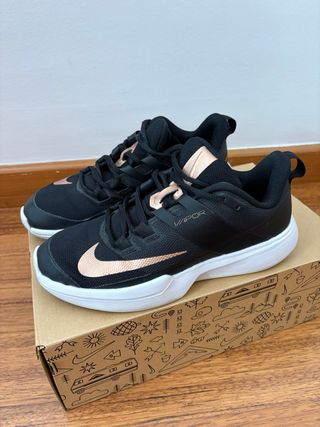 Zapatillas pádel tenis Nike negras y doradas