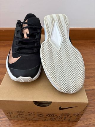 Zapatillas pádel tenis Nike negras y doradas