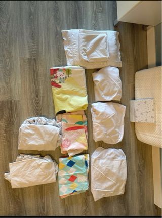 Colchón minicuna + ropa cama+ almohada.
